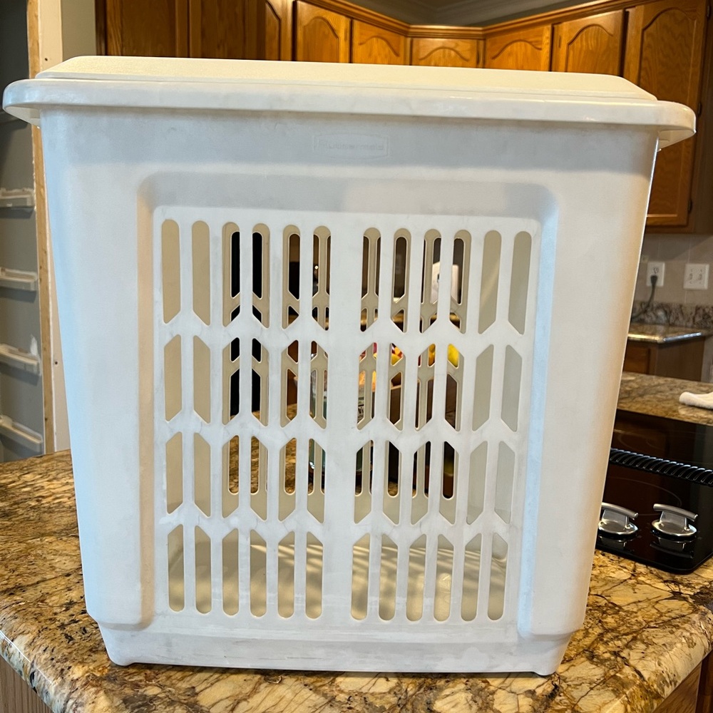 Vintage RUBBERMAID #2998 LAUNDRY BASKET HAMPER
White With Lid - Retro and Rare!